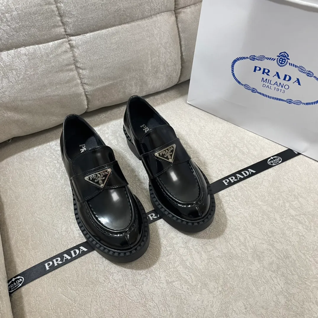 Factory direct sales p480🐘🐘Women's shoes, women's clothing Factory direct sales pRADA Official website synchronization # Unlimited out of stock at counters The purchasing version is strongly new Triangular silver buckle double bottom version Counter packaging Xiaohongshu Get Size: 35-40
